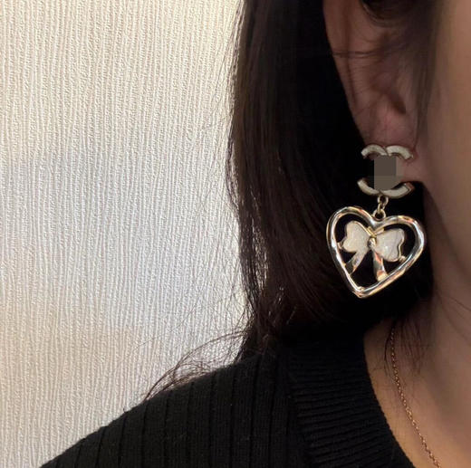 523-6 真香老渠道 珐琅蝴蝶结 镂空爱心吊坠 双C 耳环 商品图1