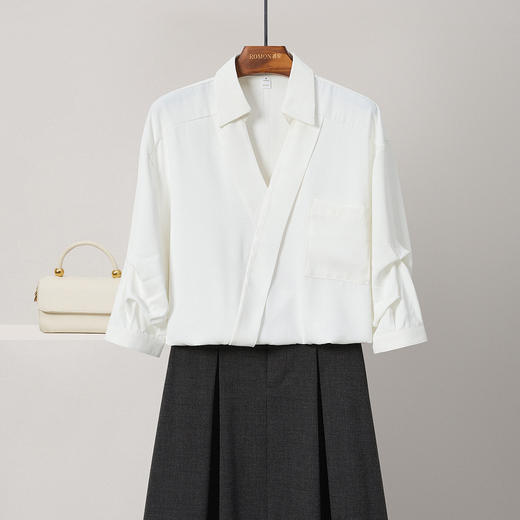 罗蒙夏季七分袖衬衫女士休闲百搭时尚V领前胸口袋设计感短袖衬衣女上衣 商品图3