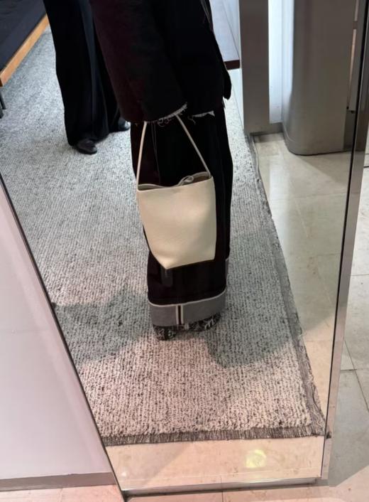 THE ROW Logo徽标系带开合 水桶包单肩手提包（CB） 商品图12