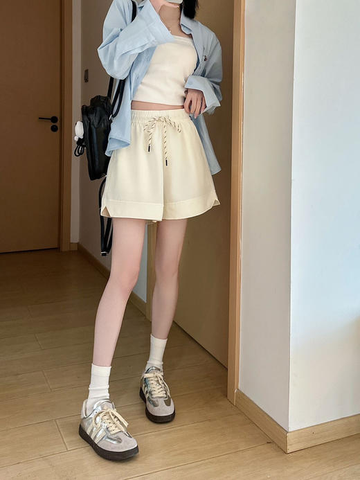 【佰丽得高品质夏季冰丝五分短裤】炎炎夏日，如何穿得既凉爽又时尚?女士夏季冰丝短裤或许是你的不二之选。面料轻薄透气，但穿上它仿佛置身凉爽之地，轻松告别闷热。 商品图4