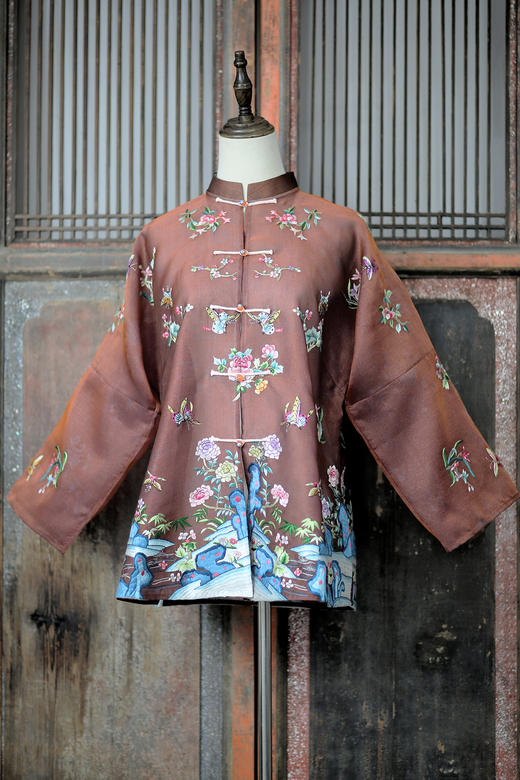 盛唐牡丹|手工刺绣一年景吉服-咖色(盛唐牡丹与非遗传承人王小潇联名系列 )[特价品] 商品图0