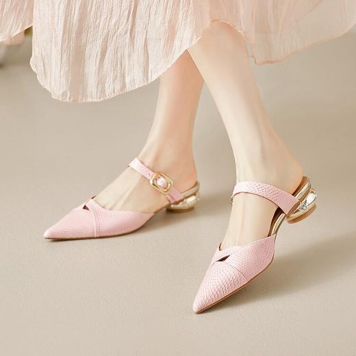 【预售5天】真皮包头后空一字带粗跟凉拖女夏季新款尖头中跟外穿女鞋透气凉鞋MBJR&6910 商品图3