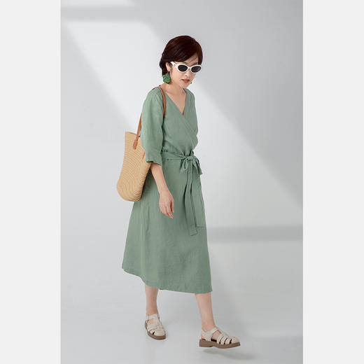 V领裹身中袖亚麻连衣裙 商品图0