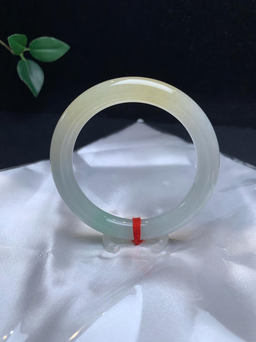 620027，52.5黄加绿细圆条，清秀纯净有特色，一截清新黄翡局部飘一些浅绿，整条润润的，干净 商品图1