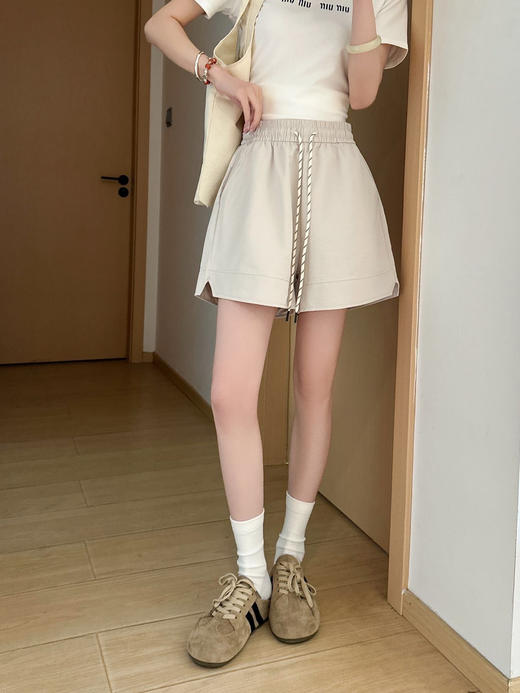 【佰丽得高品质夏季冰丝五分短裤】炎炎夏日，如何穿得既凉爽又时尚?女士夏季冰丝短裤或许是你的不二之选。面料轻薄透气，但穿上它仿佛置身凉爽之地，轻松告别闷热。 商品图6