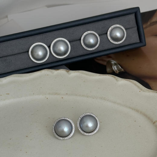 甄珠贝 海水银蓝马贝珠耳钉 15-16mm 朱珠同款 微瑕，轻微生长痕迹，不影响佩戴 镶嵌后约20mm 925纯银配件 同款吊坠也有了 商品图2