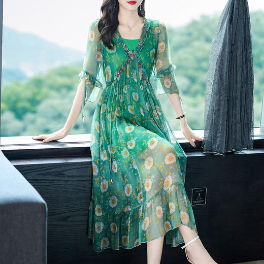 WWM-69380真丝连衣裙气质优雅桑蚕丝绿色两件套沙滩海边度假长裙 商品图1