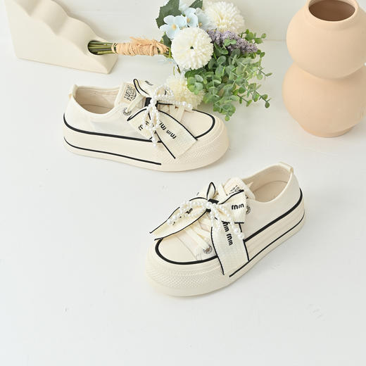 经典鲨2025年夏季新品网红款潮流珍珠系带蝴蝶结休闲板鞋女KW142-529161 商品图1