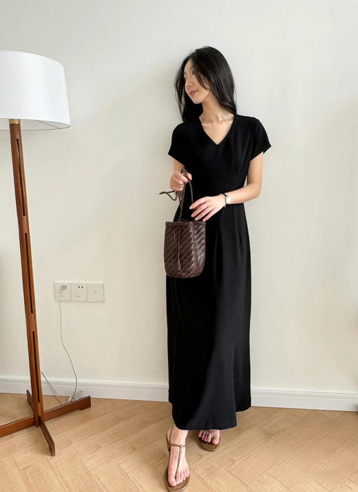 绢棉单面平纹针织布长款连衣裙 微X型长款连衣裙 绢棉混纺针织料 简洁V领 连肩飞袖设计巧妙修饰身型 商品图3