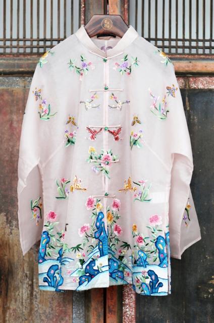 盛唐牡丹| 手工刺绣一年景吉服-浅粉(盛唐牡丹与非遗传承人王小潇联名系列)[特价品] 商品图0