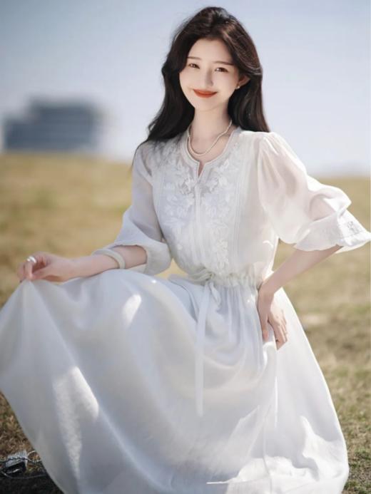 🔥梨形身材请进!夏日报恩长裙!特 ✨调紫巨显白!【Avann天丝刺绣V领收腰气质连衣裙】宽松长裙设计~❗️❗️ ✅ 遮住腿部所有肉肉!腰部松紧抽绳，🌿既能凸显腰线，又舒适自在!  商品图4