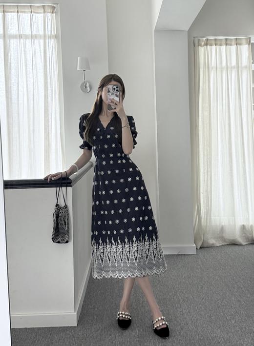 随身携带我的风景｜谧蓝花语复古绣花V领连衣裙 100%纯棉 藏青花色 商品图1