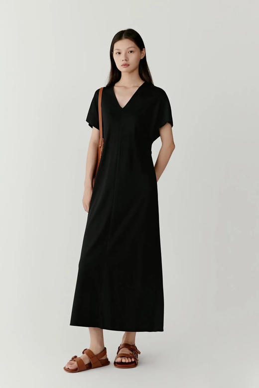 绢棉单面平纹针织布长款连衣裙 微X型长款连衣裙 绢棉混纺针织料 简洁V领 连肩飞袖设计巧妙修饰身型 商品图1