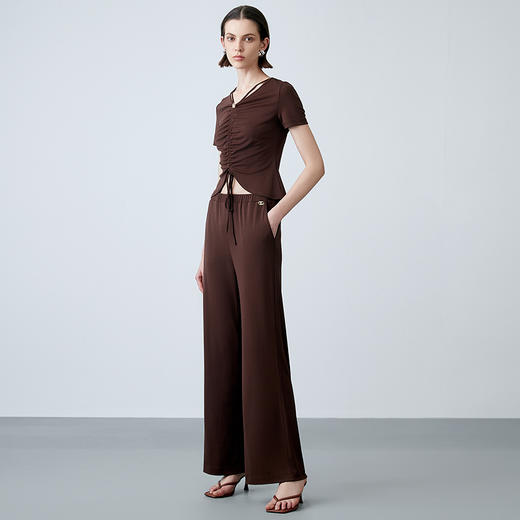 EITIE爱特爱夏季新款设计感抽绳收腰显瘦V领短款上衣T恤7802504 商品图3