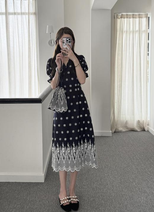 随身携带我的风景｜谧蓝花语复古绣花V领连衣裙 100%纯棉 藏青花色 商品图2