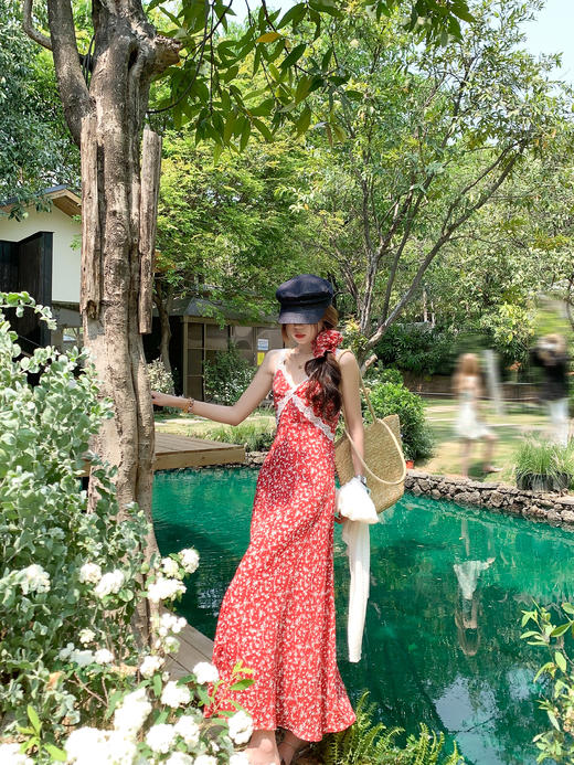 【折后再享2件88折】最后一波现货！蕾丝拼接碎花吊带连衣裙 日常209.99/件 立减70 秒杀139.99/件！！ 商品图10