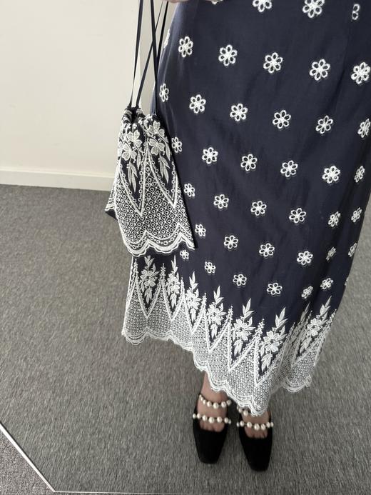 随身携带我的风景｜谧蓝花语复古绣花V领连衣裙 100%纯棉 藏青花色 商品图5