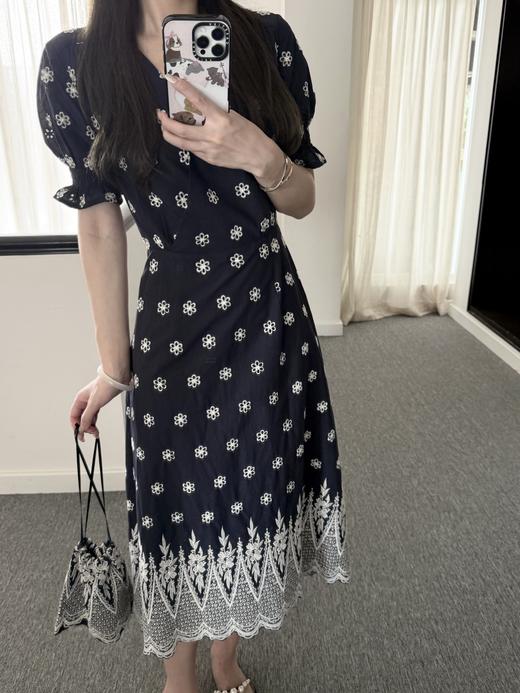 随身携带我的风景｜谧蓝花语复古绣花V领连衣裙 100%纯棉 藏青花色 商品图4