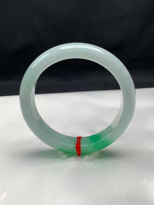 620036，58.8圈口，飘绿正圈平安镯，淡底色飘一截阳绿，颜色吸睛，底子细腻 商品图3