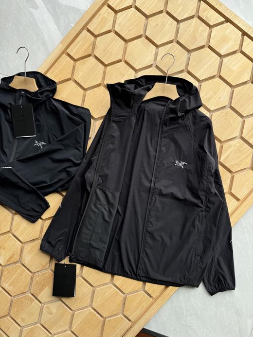 点此购买 始祖鸟Arcteryx Squamish男女款防晒轻薄连帽夹克 LL 319521 商品图5