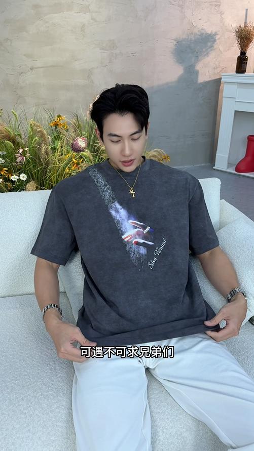 T3513夏季高级感新款男士手指字母印花短袖T恤简约高级设计感百搭上衣 商品图0