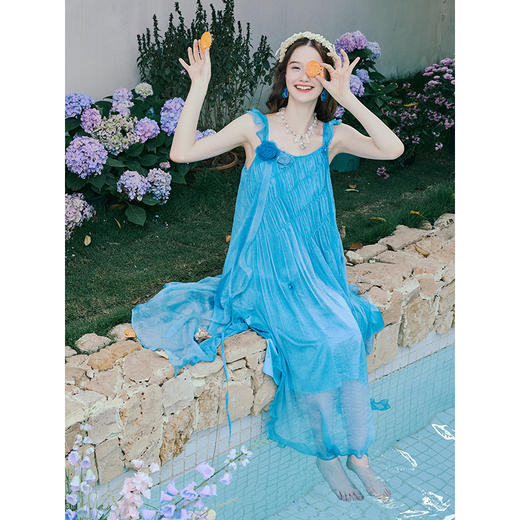 两三事 海风传说 2025夏季新款甜美立体花朵褶皱吊带裙飘逸连衣裙 商品图3