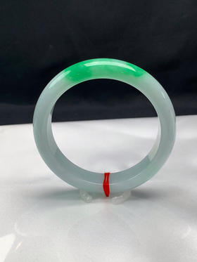 620036，58.8圈口，飘绿正圈平安镯，淡底色飘一截阳绿，颜色吸睛，底子细腻