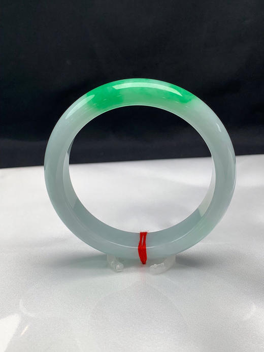 620036，58.8圈口，飘绿正圈平安镯，淡底色飘一截阳绿，颜色吸睛，底子细腻 商品图0