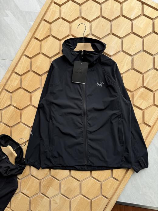 点此购买 始祖鸟Arcteryx Squamish男女款防晒轻薄连帽夹克 LL 319521 商品图2