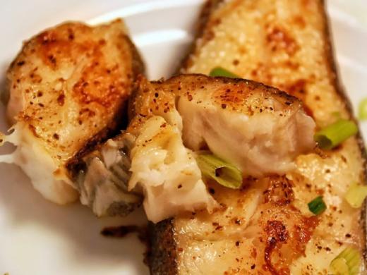 鳕鱼肉质白细鲜嫩，厚实刺少，富含优质蛋白，是名副其实的低脂高蛋白食物，非常适合给老人和孩子补充营养活冻 商品图2