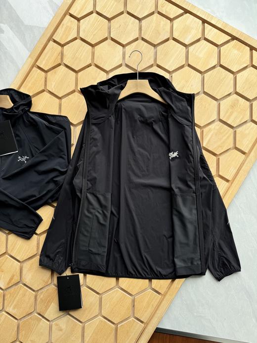 点此购买 始祖鸟Arcteryx Squamish男女款防晒轻薄连帽夹克 LL 319521 商品图6