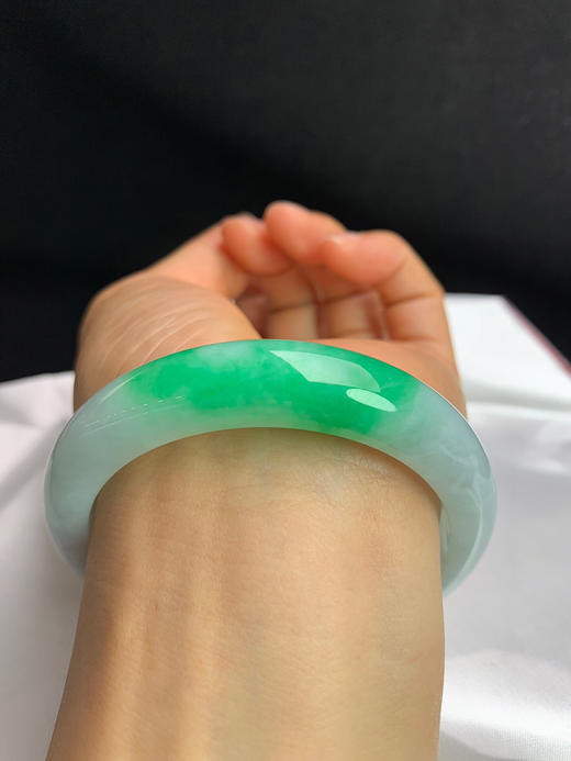 620036，58.8圈口，飘绿正圈平安镯，淡底色飘一截阳绿，颜色吸睛，底子细腻 商品图4