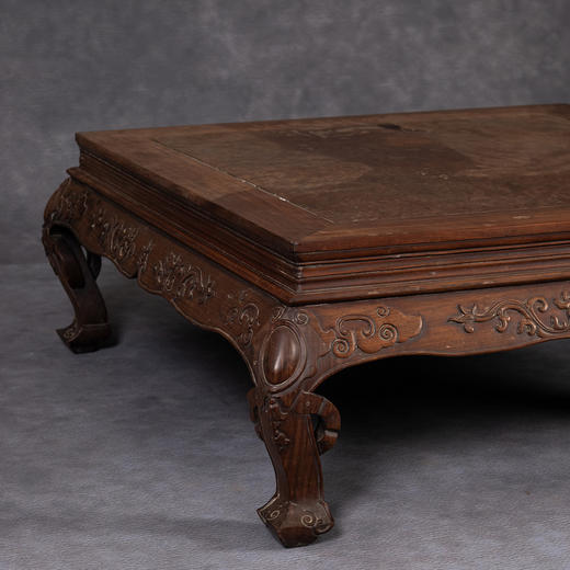 清中期	红木镶瘿木束腰三弯腿螭龙纹炕桌 商品图4