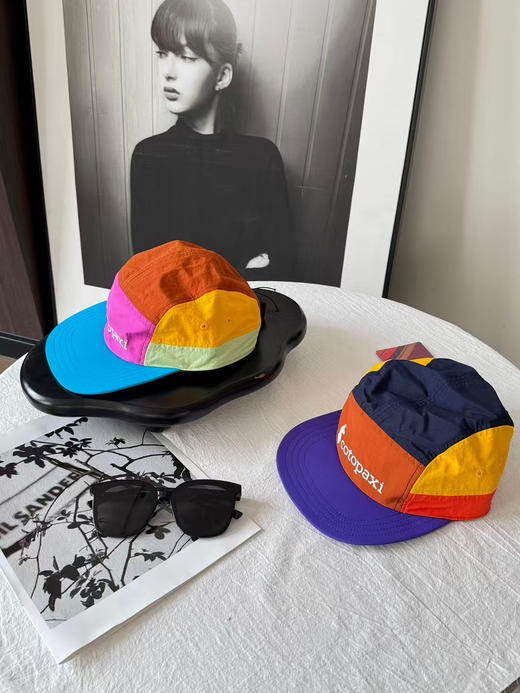 原单正品 Cotopaxi|美洲羊驼拼色速干帽 日本东京旗舰店有售！快干防水，头围可调尺寸-帽檐长7cm/帽围可调节~
蓝色/紫色
飞机盒+原版密封袋包装
代购900 商品图0