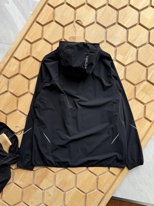 点此购买 始祖鸟Arcteryx Squamish男女款防晒轻薄连帽夹克 LL 319521 商品图3