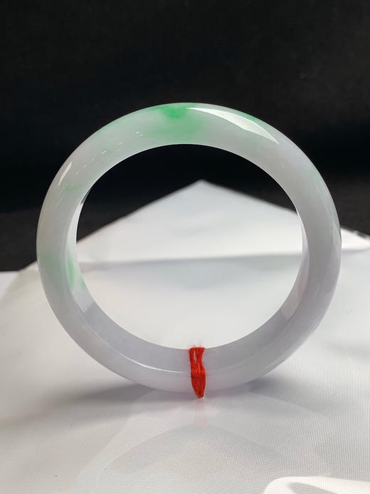 620035，54.7圈口，飘绿正圈平安镯，白底飘绿，整体清爽 商品图0