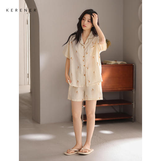 可人儿新款泡泡绵夏季女士短袖睡衣网红风带胸垫短裤家居服三件套 商品图2