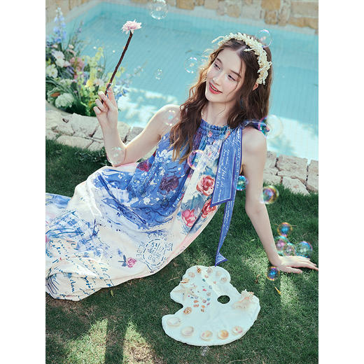 两三事 深海花沫 2025夏季新款度假风绑带领印花无袖背心裙连衣裙 商品图2