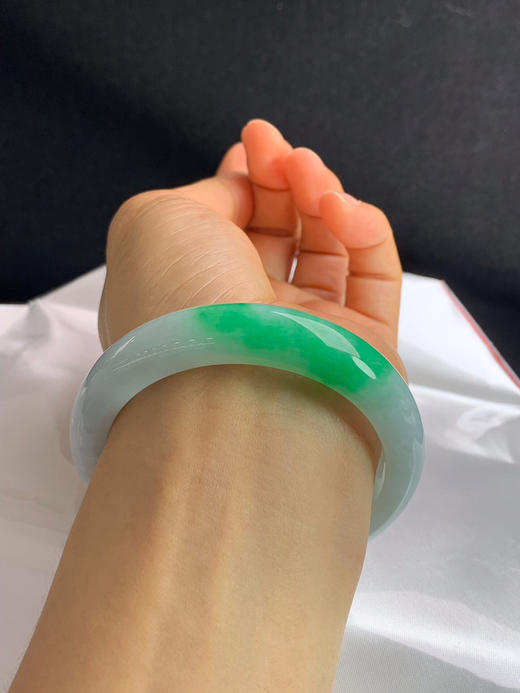 620036，58.8圈口，飘绿正圈平安镯，淡底色飘一截阳绿，颜色吸睛，底子细腻 商品图5