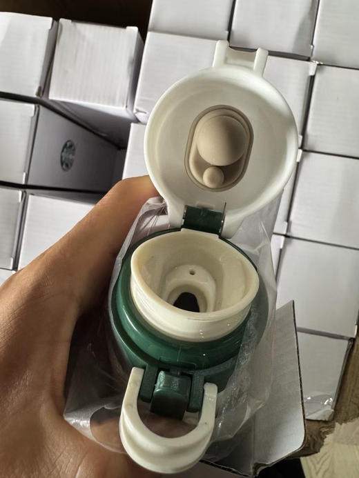 原单正品星巴克保温杯来了
夏天用超级合适，可以放冰块🧊喝上冰咖啡~

480ml保温杯两个颜色 只有这一批 商品图8