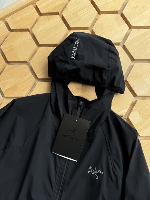 点此购买 始祖鸟Arcteryx Squamish男女款防晒轻薄连帽夹克 LL 319521 商品图9