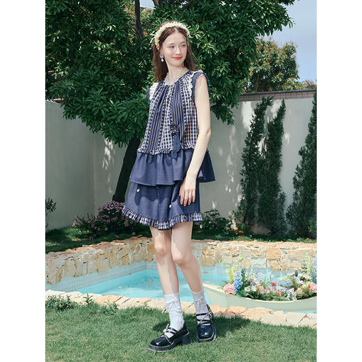两三事 蓝莓棋局 2025夏季新款森女风蕾丝拼接立体花朵格子背心女 商品图1