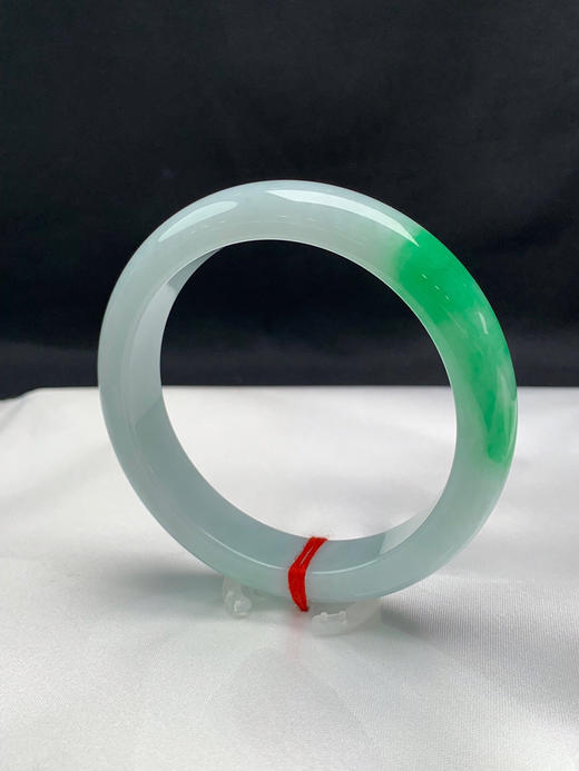 620036，58.8圈口，飘绿正圈平安镯，淡底色飘一截阳绿，颜色吸睛，底子细腻 商品图2