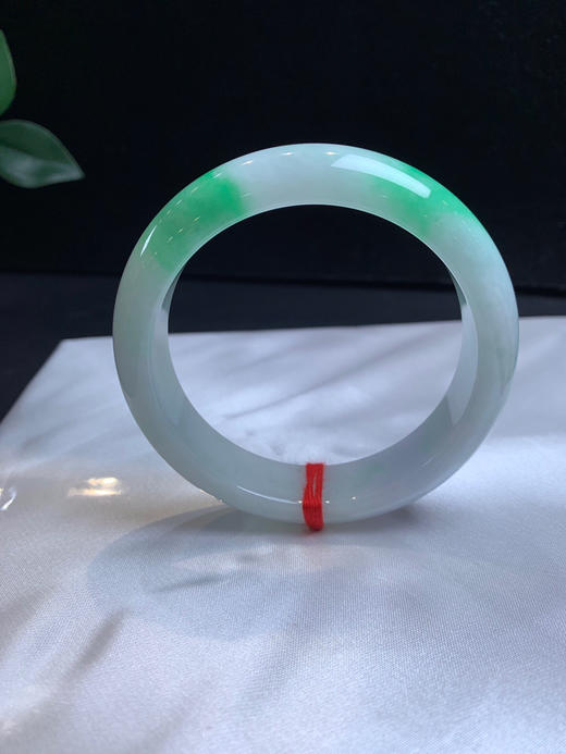 620029，58.5飘绿手镯，清新白底青，版型好，白底带清新绿，干净清爽 商品图1