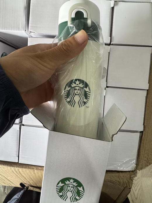 原单正品星巴克保温杯来了
夏天用超级合适，可以放冰块🧊喝上冰咖啡~

480ml保温杯两个颜色 只有这一批 商品图9