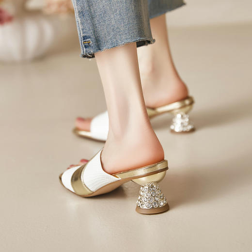 【预售5天】慵懒夏日~拼色露趾一字拖鞋女夏天配裙子方头真皮高跟凉鞋MBJR&6913 商品图3