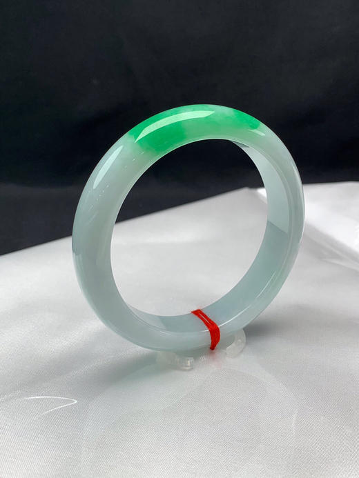 620036，58.8圈口，飘绿正圈平安镯，淡底色飘一截阳绿，颜色吸睛，底子细腻 商品图1
