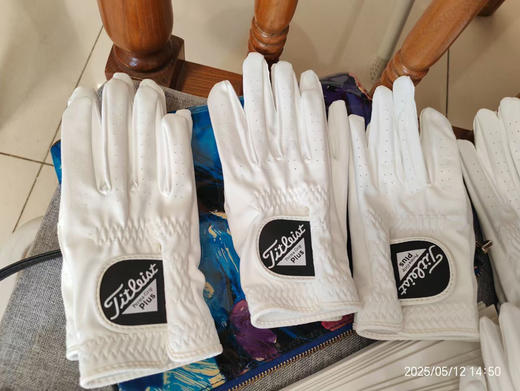 出口订单剩余，原单 Titleist 左手高尔夫手套，只剩22 26码各一些，韩国进口高纤布材质。
特价💰99两只包邮 商品图2