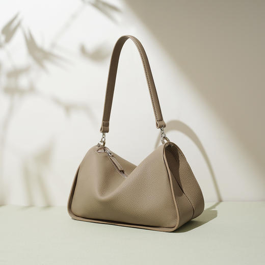 【预售3天】2025新款小众高级感单肩包通勤简约时尚感斜挎包XA2009 商品图2