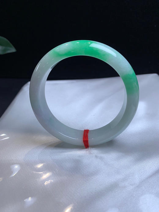 620029，58.5飘绿手镯，清新白底青，版型好，白底带清新绿，干净清爽 商品图0